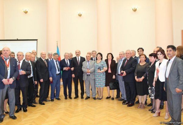 В Баку состоялось награждение деятелей культуры и искусства (ФОТО)