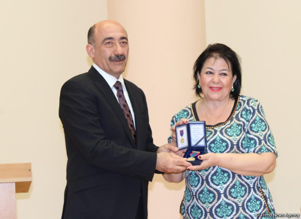 В Баку состоялось награждение деятелей культуры и искусства (ФОТО)