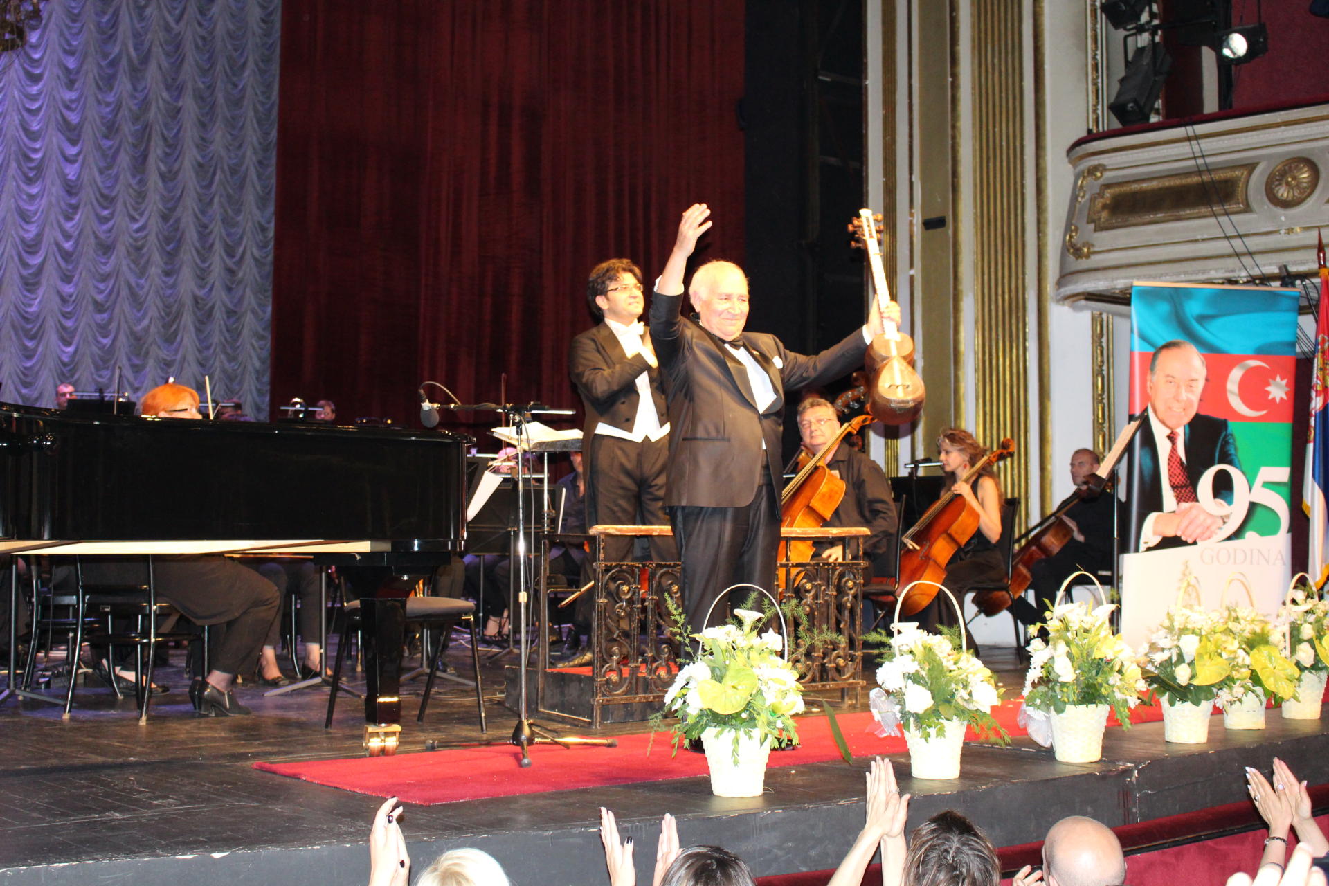 Выступление азербайджанских музыкантов в Белграде встречено бурными аплодисментами (ФОТО)