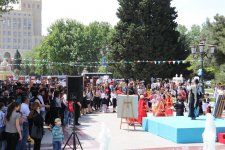 Праздник книги в Баку с участием звезд (ФОТО)