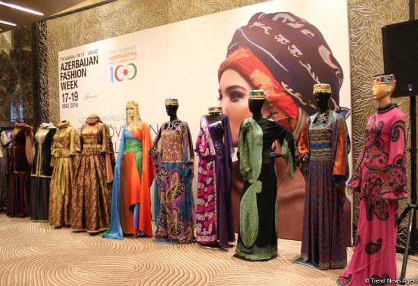 "От древности к современности": Fashion-выставка в Баку  (ФОТО)