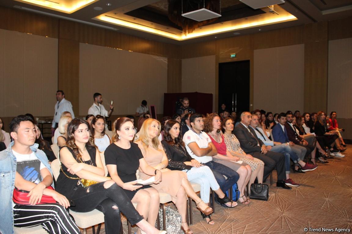 "От древности к современности": Fashion-выставка в Баку  (ФОТО)