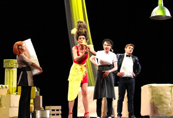 Актеры сериала "Кухня" привезли в Баку рыбу, говорящую с одесским говором (ФОТО)