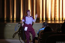 Актеры сериала "Кухня" привезли в Баку рыбу, говорящую с одесским говором (ФОТО)