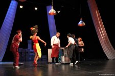 Актеры сериала "Кухня" привезли в Баку рыбу, говорящую с одесским говором (ФОТО)