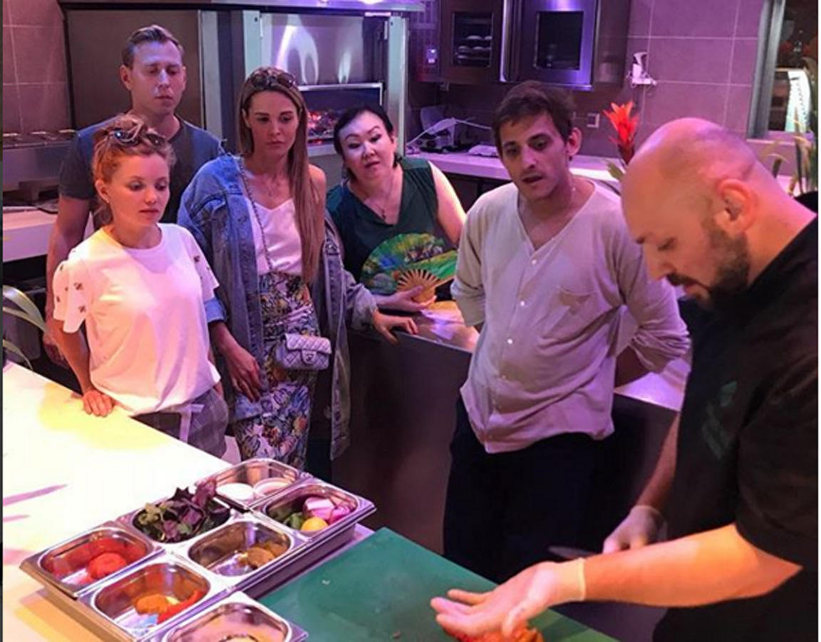 Встретили цветами, накормили вкуснейшими блюдами! Российские звезды в Баку (ФОТО)