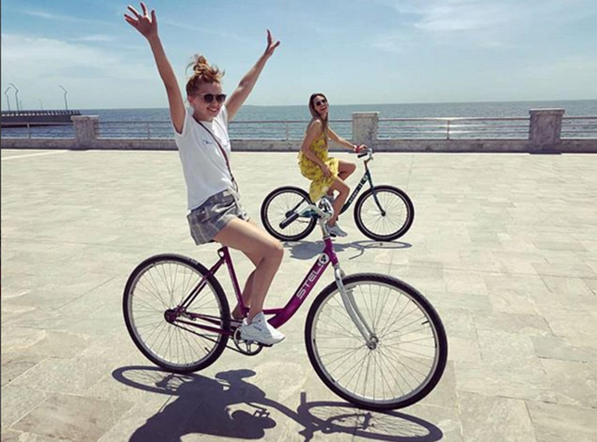 Встретили цветами, накормили вкуснейшими блюдами! Российские звезды в Баку (ФОТО)