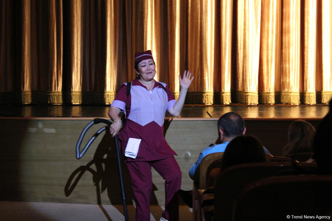 Актеры сериала "Кухня" привезли в Баку рыбу, говорящую с одесским говором (ФОТО)