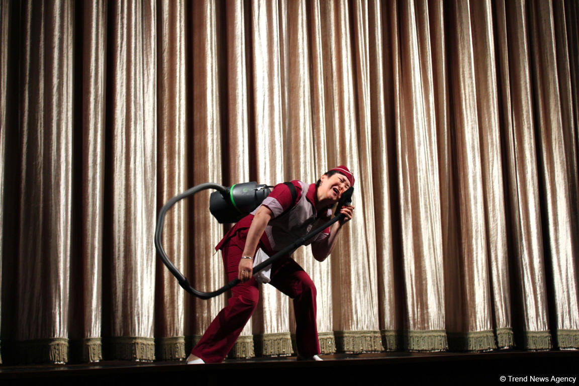 Актеры сериала "Кухня" привезли в Баку рыбу, говорящую с одесским говором (ФОТО)