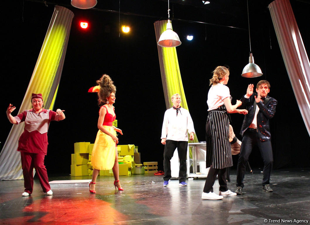 Актеры сериала "Кухня" привезли в Баку рыбу, говорящую с одесским говором (ФОТО)