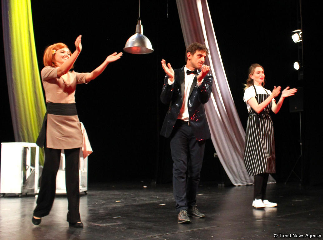 Актеры сериала "Кухня" привезли в Баку рыбу, говорящую с одесским говором (ФОТО)