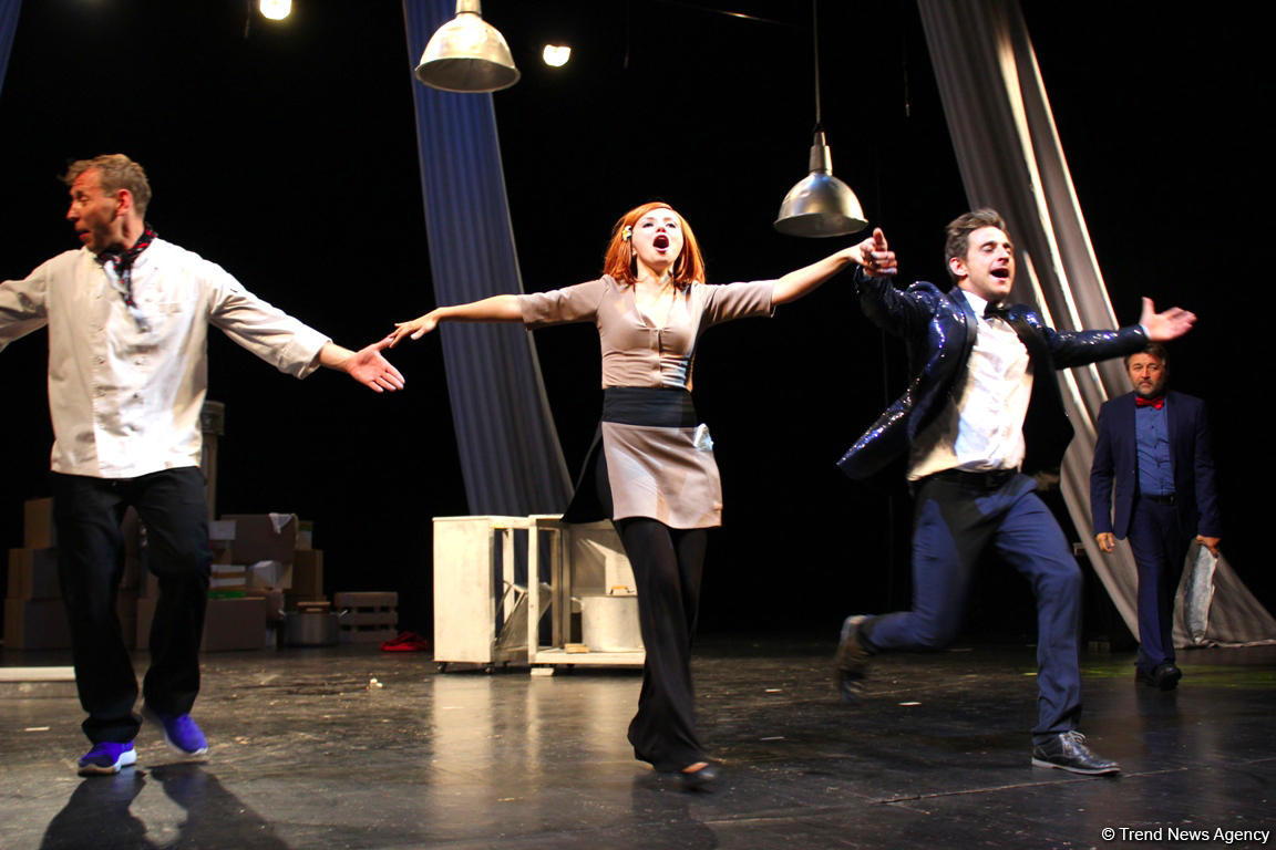 Актеры сериала "Кухня" привезли в Баку рыбу, говорящую с одесским говором (ФОТО)