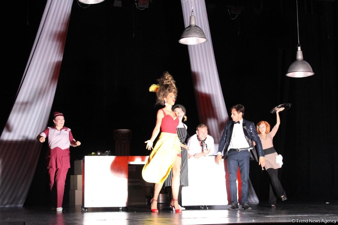 Актеры сериала "Кухня" привезли в Баку рыбу, говорящую с одесским говором (ФОТО)