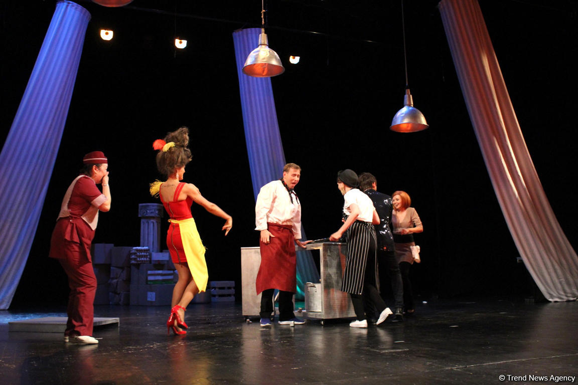 Актеры сериала "Кухня" привезли в Баку рыбу, говорящую с одесским говором (ФОТО)