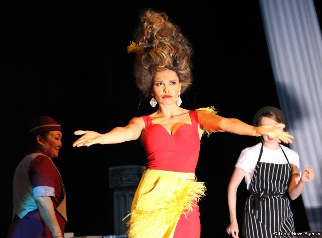 Актеры сериала "Кухня" привезли в Баку рыбу, говорящую с одесским говором (ФОТО)