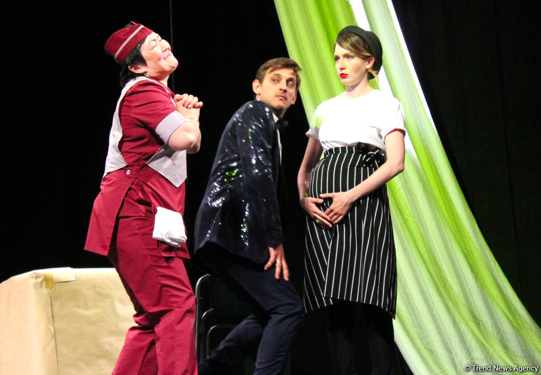 Актеры сериала "Кухня" привезли в Баку рыбу, говорящую с одесским говором (ФОТО)