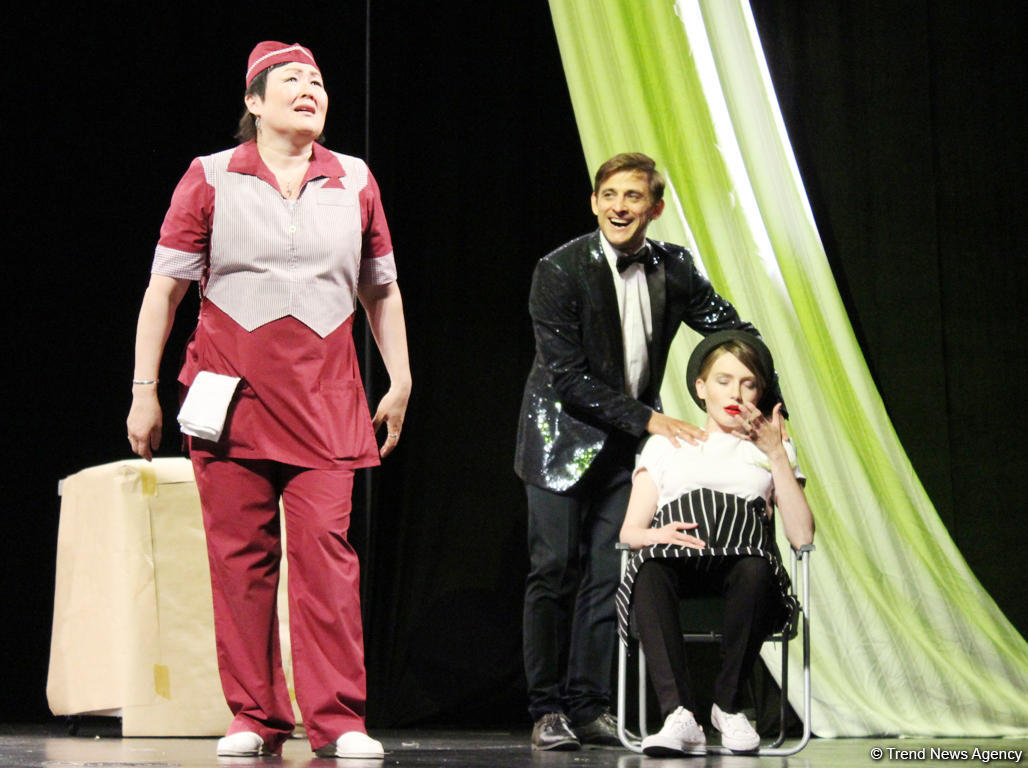 Актеры сериала "Кухня" привезли в Баку рыбу, говорящую с одесским говором (ФОТО)