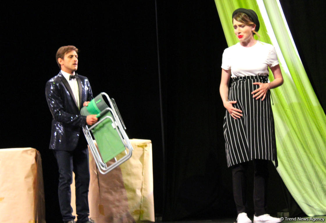 Актеры сериала "Кухня" привезли в Баку рыбу, говорящую с одесским говором (ФОТО)