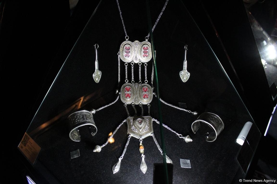 "Золотого человека" из Казахстана показали в Баку (ФОТО)