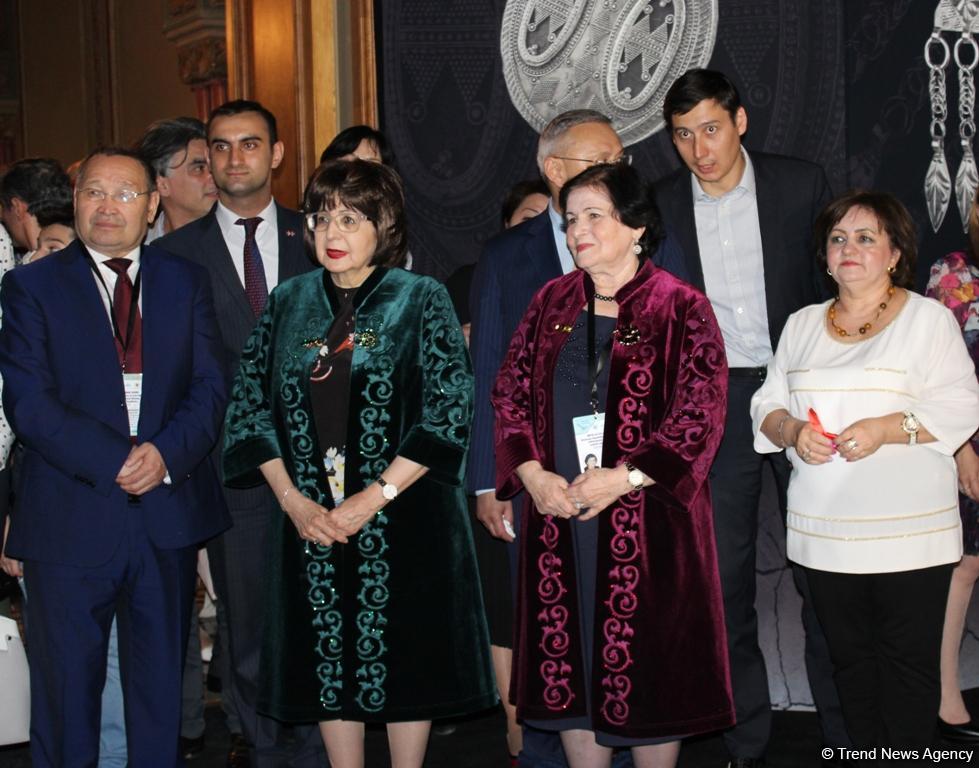 "Золотого человека" из Казахстана показали в Баку (ФОТО)