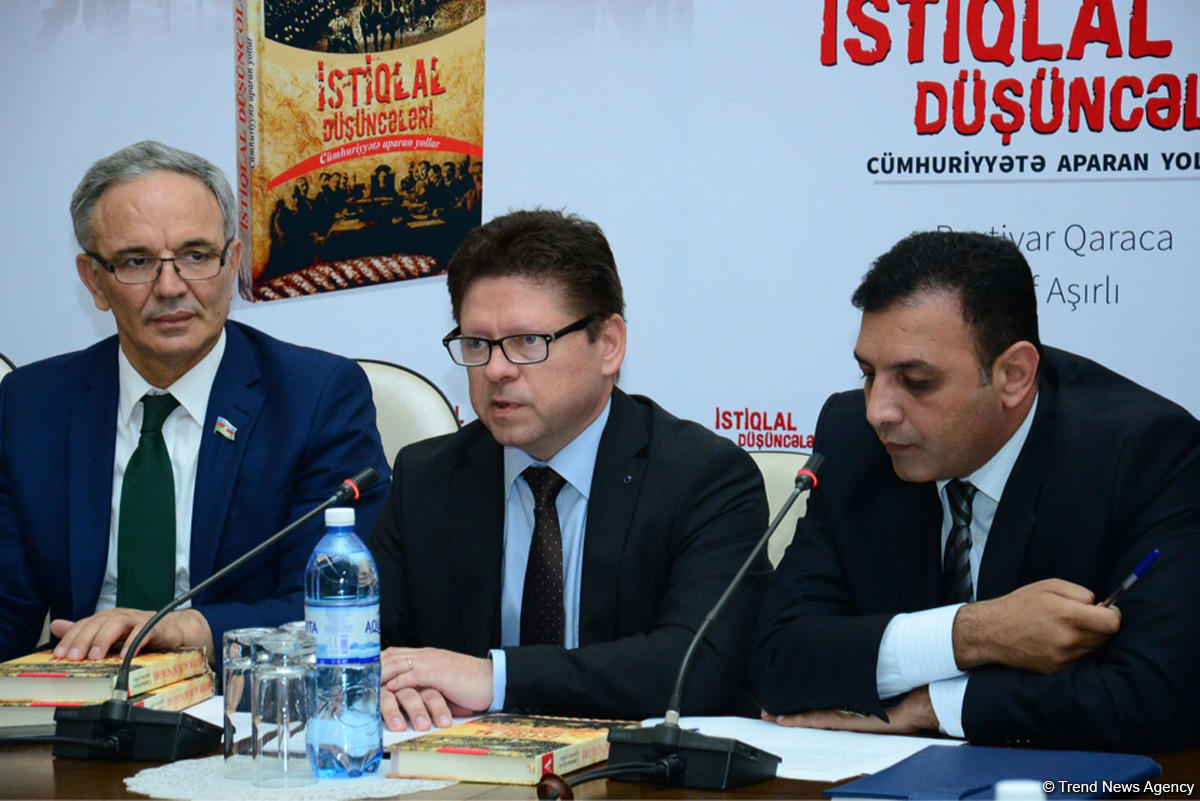 В Баку состоялась презентация книги, посвященной 100-летию АДР (ФОТО)