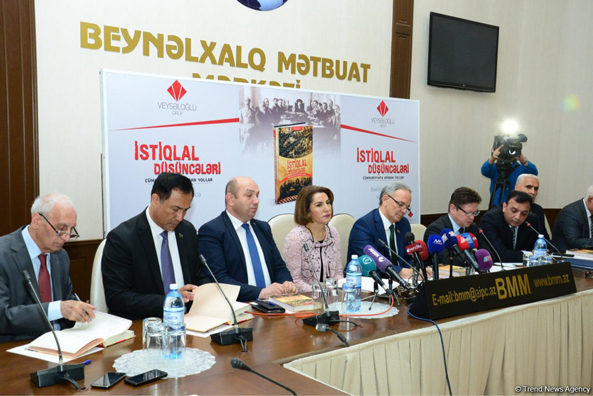 В Баку состоялась презентация книги, посвященной 100-летию АДР (ФОТО)