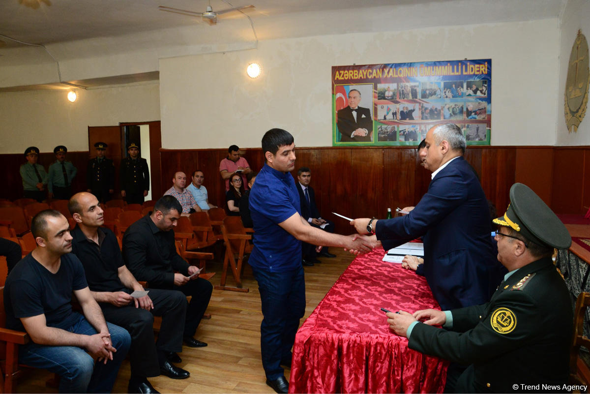 Около 40 помилованных освобождены из четырех исправительных учреждений Азербайджана (ФОТО)