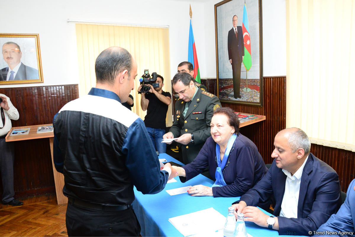 Около 40 помилованных освобождены из четырех исправительных учреждений Азербайджана (ФОТО)