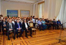 В картинах известных художников история Азербайджанской Демократической Республики (ФОТО)