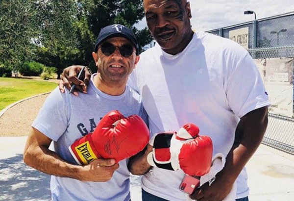 Азербайджанец получил боксерские перчатки от Майка Тайсона (ВИДЕО)