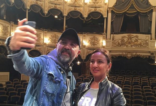 Актер турецкого сериала "Paramparça" приехал в Баку (ФОТО)