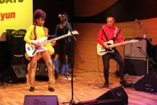 Сумасшедший драйв Nik West в Баку - Ленни Кравиц в юбке и сиреневом ирокезе (ВИДЕО, ФОТО)