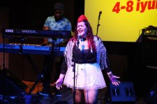 Сумасшедший драйв Nik West в Баку - Ленни Кравиц в юбке и сиреневом ирокезе (ВИДЕО, ФОТО)