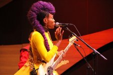 Сумасшедший драйв Nik West в Баку - Ленни Кравиц в юбке и сиреневом ирокезе (ВИДЕО, ФОТО)