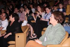 Сумасшедший драйв Nik West в Баку - Ленни Кравиц в юбке и сиреневом ирокезе (ВИДЕО, ФОТО)