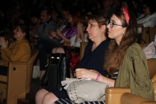 Сумасшедший драйв Nik West в Баку - Ленни Кравиц в юбке и сиреневом ирокезе (ВИДЕО, ФОТО)