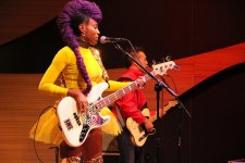 Сумасшедший драйв Nik West в Баку - Ленни Кравиц в юбке и сиреневом ирокезе (ВИДЕО, ФОТО)