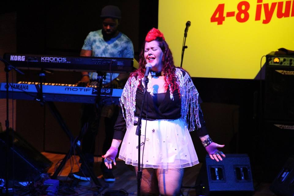 Сумасшедший драйв Nik West в Баку - Ленни Кравиц в юбке и сиреневом ирокезе (ВИДЕО, ФОТО)