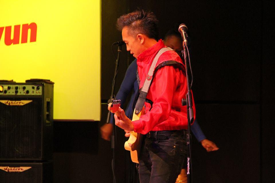 Сумасшедший драйв Nik West в Баку - Ленни Кравиц в юбке и сиреневом ирокезе (ВИДЕО, ФОТО)