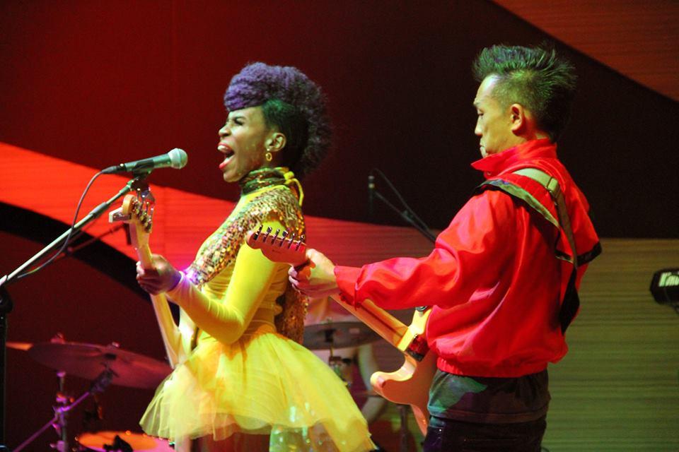 Сумасшедший драйв Nik West в Баку - Ленни Кравиц в юбке и сиреневом ирокезе (ВИДЕО, ФОТО)