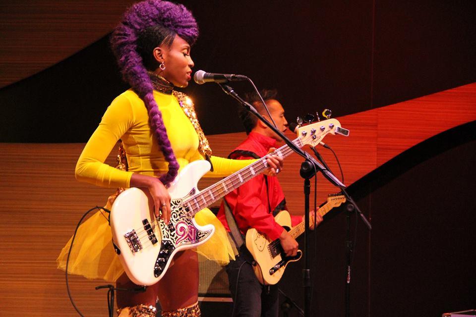 Сумасшедший драйв Nik West в Баку - Ленни Кравиц в юбке и сиреневом ирокезе (ВИДЕО, ФОТО)