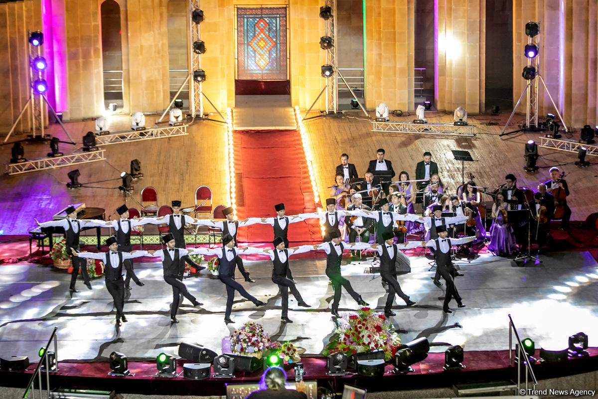 Грандиозный вечер Айгюн Самедзаде – Азан, Ангелы, легендарная Мушарраф Акай,  звездное небо Баку (ФОТО)