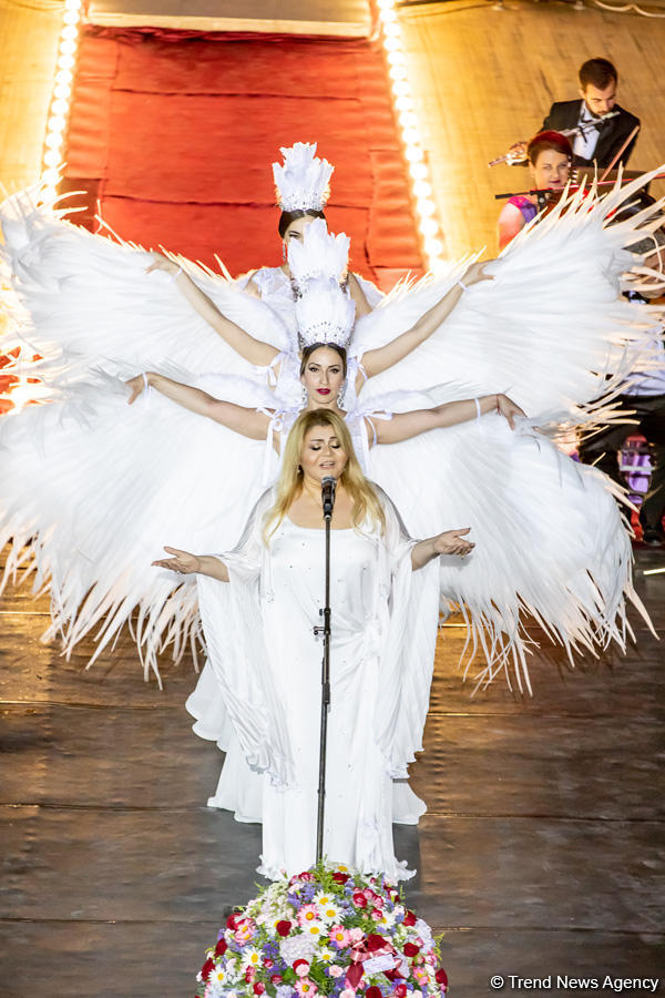 Грандиозный вечер Айгюн Самедзаде – Азан, Ангелы, легендарная Мушарраф Акай,  звездное небо Баку (ФОТО)