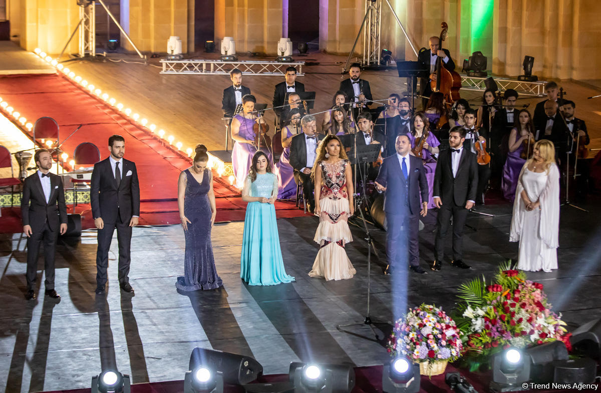 Грандиозный вечер Айгюн Самедзаде – Азан, Ангелы, легендарная Мушарраф Акай,  звездное небо Баку (ФОТО)