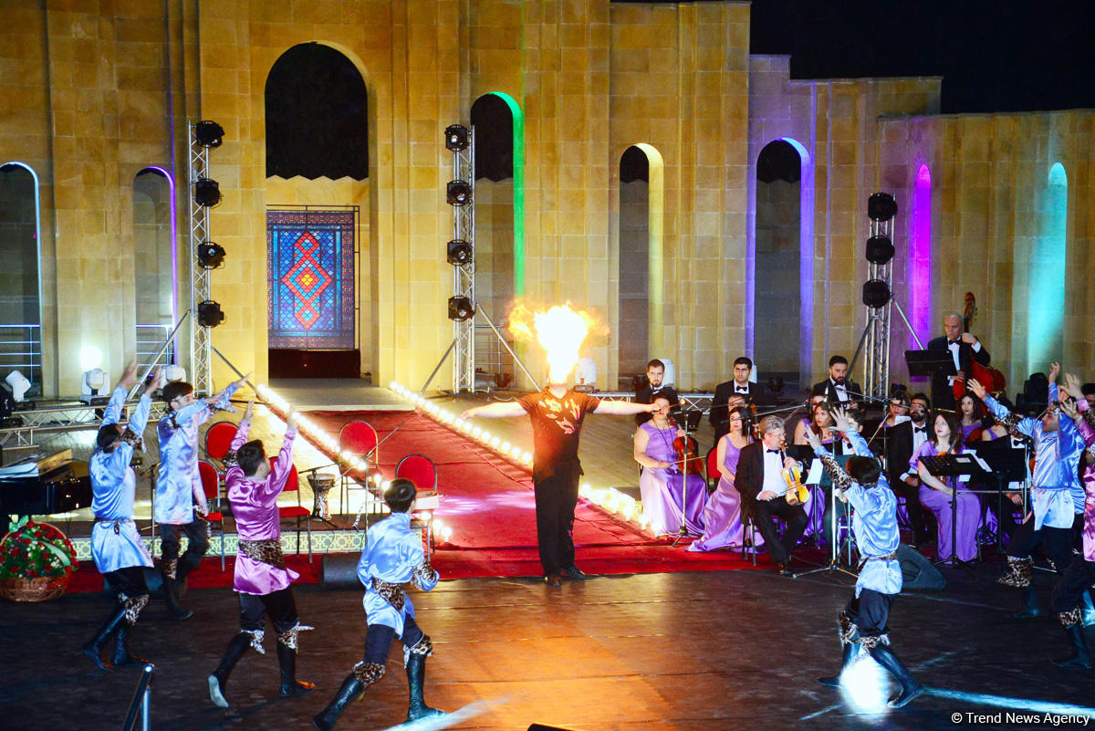 Грандиозный вечер Айгюн Самедзаде – Азан, Ангелы, легендарная Мушарраф Акай,  звездное небо Баку (ФОТО)