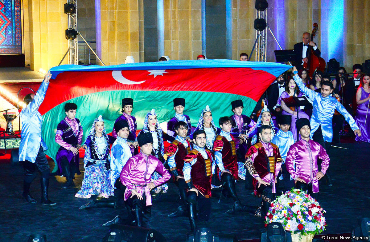 Грандиозный вечер Айгюн Самедзаде – Азан, Ангелы, легендарная Мушарраф Акай,  звездное небо Баку (ФОТО)