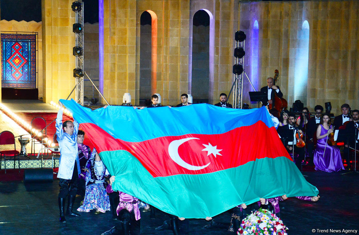 Грандиозный вечер Айгюн Самедзаде – Азан, Ангелы, легендарная Мушарраф Акай,  звездное небо Баку (ФОТО)