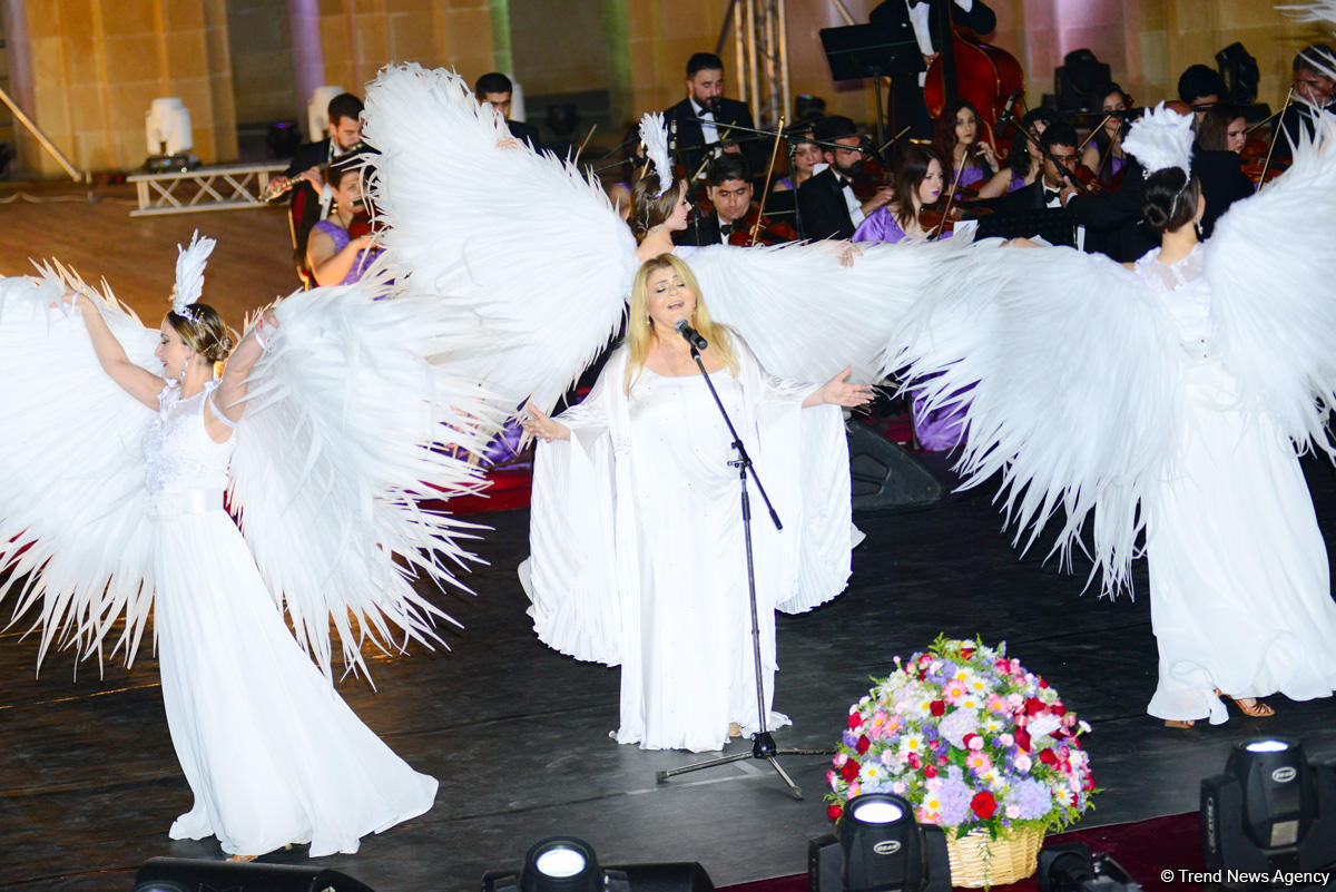 Грандиозный вечер Айгюн Самедзаде – Азан, Ангелы, легендарная Мушарраф Акай,  звездное небо Баку (ФОТО)