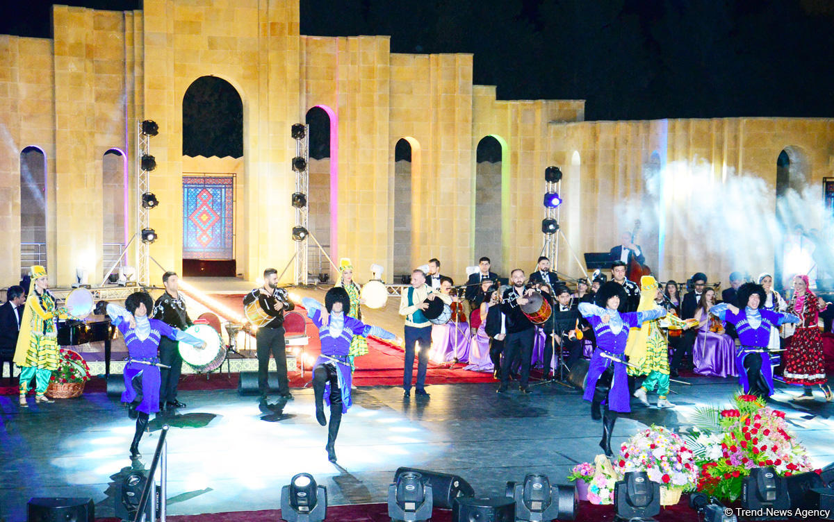 Грандиозный вечер Айгюн Самедзаде – Азан, Ангелы, легендарная Мушарраф Акай,  звездное небо Баку (ФОТО)