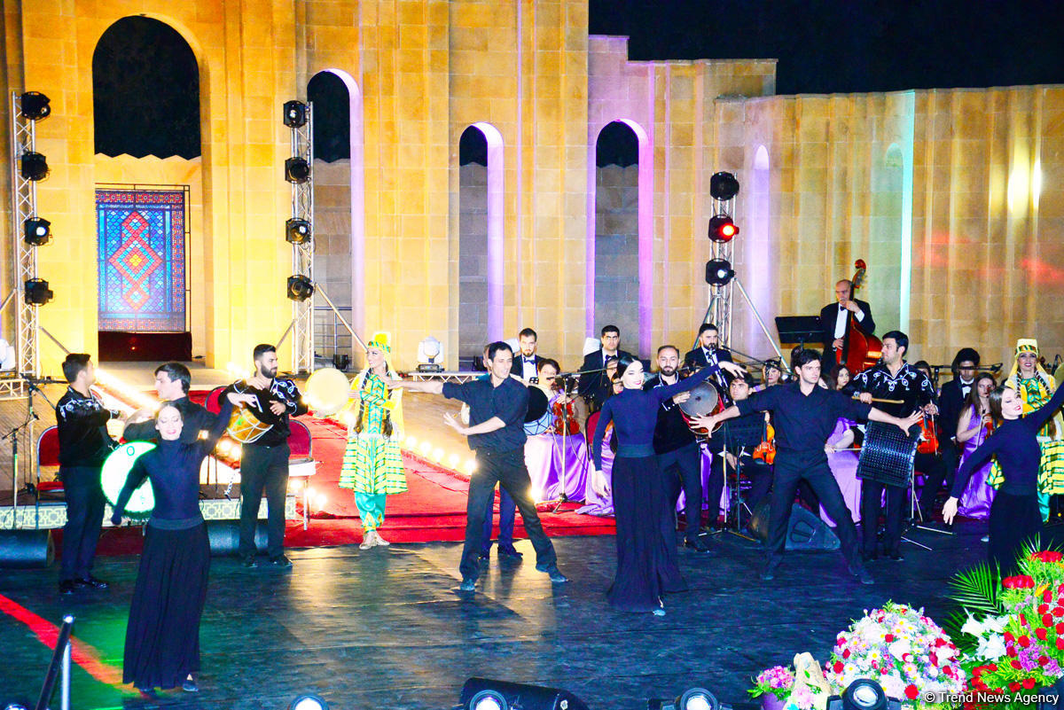 Грандиозный вечер Айгюн Самедзаде – Азан, Ангелы, легендарная Мушарраф Акай,  звездное небо Баку (ФОТО)